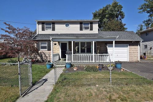 46 3rd St, North Lindenhurst, NY 11757-1323