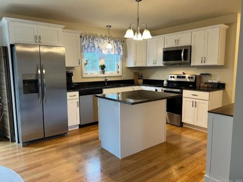 123 Whalehead Rd, Gales Ferry CT  06335-1338 exterior