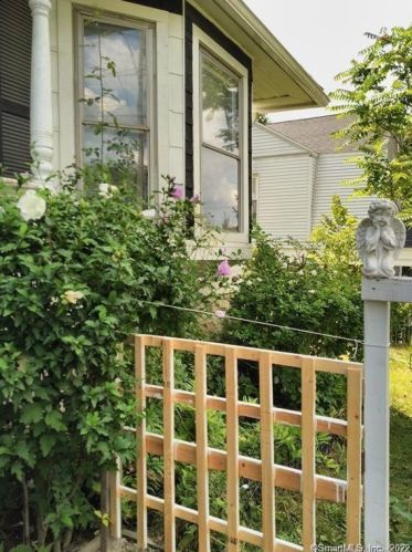 18 Simsbury St, Waterbury CT  06704-2719 exterior