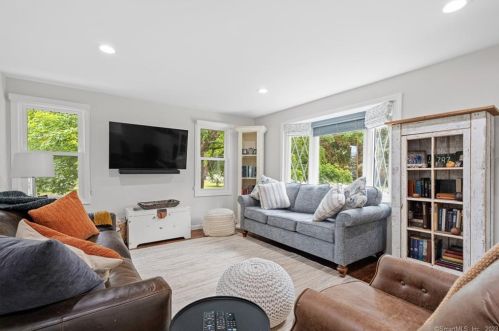 9 Lamplight Dr, Kensington CT  06037-1805 exterior