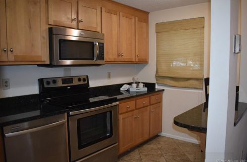 6 Rising Trail Ct, Middletown, CT 06457-1676