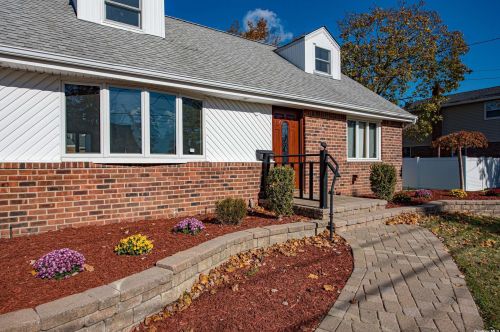 27 Elkhart Dr, Elwood, NY 11731-5720