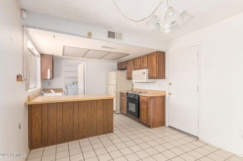 4901 Windrose Dr, Glendale, AZ 85304-2035