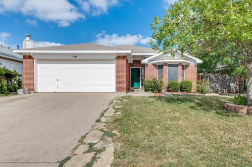 6841 Prairie Hill Rd, Fort Worth, TX 76131-2230