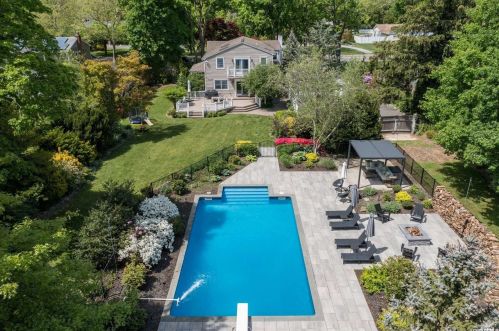 20 Cedar Rd, Elwood NY  11731-4636 exterior