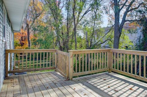 121 Fir Ave, Tiverton RI  02878-1640 exterior