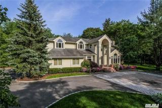 2 Overlook Dr, Syosset, NY 11791-1404