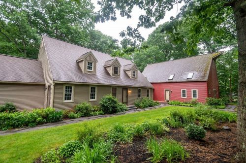 38 Balmoral Dr, Stratham NH  03885-2255 exterior