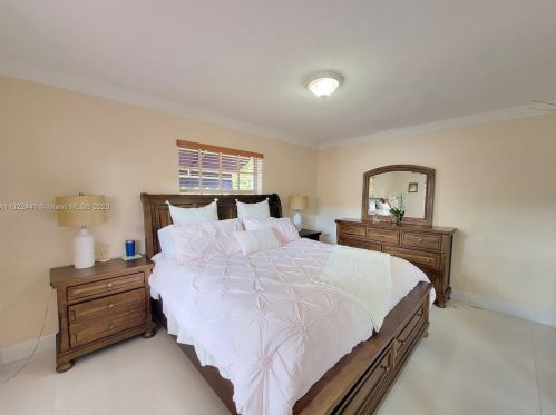 17 Suffolk Ave, Hialeah FL  33010-5035 exterior