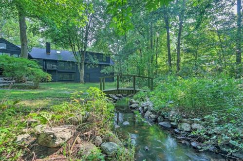 8 Tulip Tree Ln, Norwalk CT  06851-1409 exterior