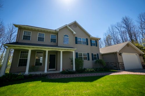 16507 Lakeshore Rd, Cleveland, WI 53015-1562