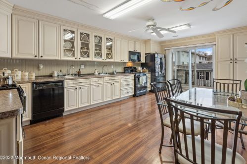 84 9th St, Lakewood, NJ 08701-1995