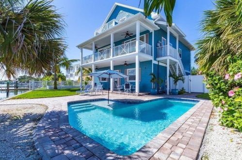 14305 Bayshore Dr, Saint Petersburg, FL 33708-2228