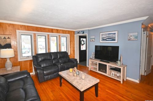 2090 Monroe Ave, North Bellmore NY  11710-1523 exterior