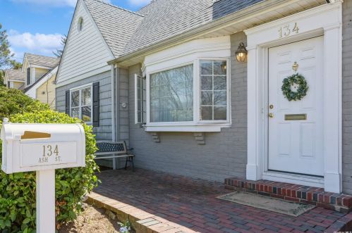 134 Ash St, Floral Park, NY 11001-3634