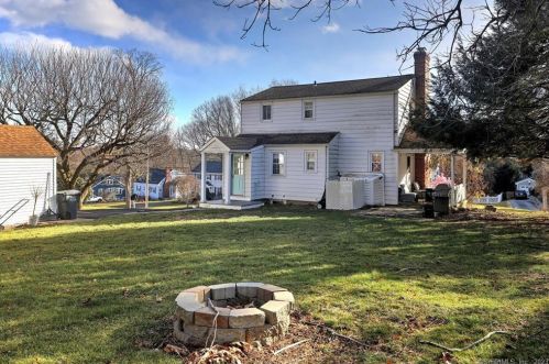 36 Beardsley Pkwy, Bridgeport, CT 06611-5203