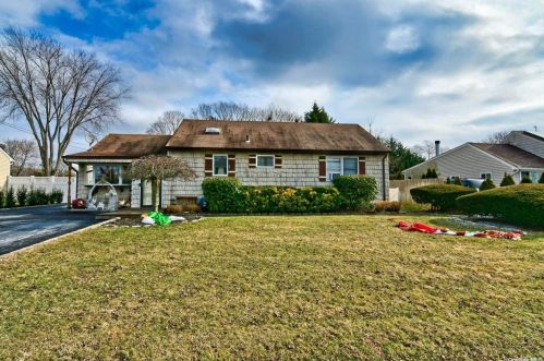 20 Midday Dr, South Setauket, NY 11720-2315