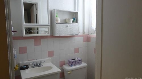 30 Duval St, Manchester CT 06042-2816 exterior