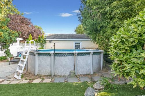 15 16th St, New Hyde Park NY  11040-4914 exterior