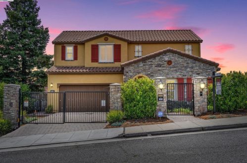 13643 Campus Dr, Oakland, CA 94605-3876