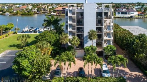 10562 Gulf Shore Dr, Naples FL  34108-2050 exterior