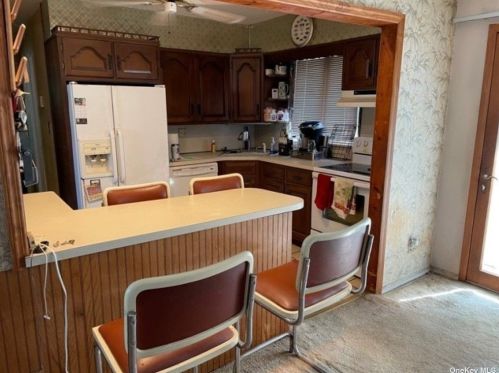 385 Broome Ave, North Lindenhurst NY  11757-3834 exterior