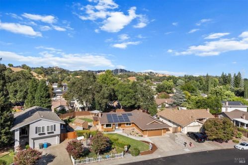 221 Alamo Dr, Vacaville CA  95688-2423 exterior