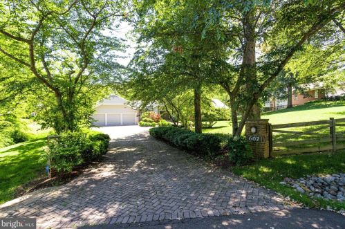 607 Deerfield Pond Ct, Great Falls, VA 22066-2830