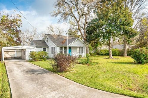 700 Houston St, Highlands, TX 77562-2822
