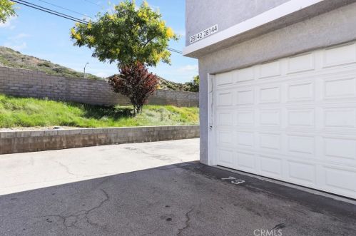 28144 Robin Ave, Santa Clarita CA  91350-2051 exterior