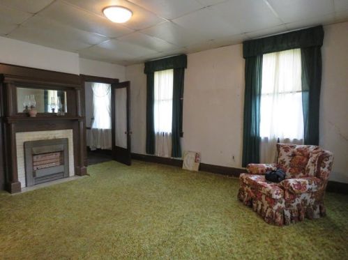 143 High St, Imperial, PA 15126-1033