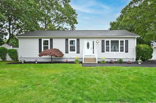 111 9th Ave, Holtsville NY  11742-2336 exterior