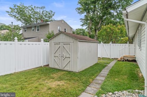 701 Parry Blvd, Riverton NJ  08077-3938 exterior