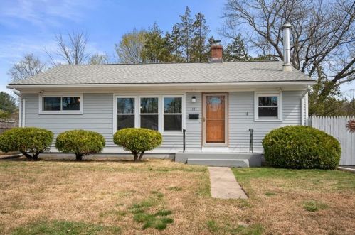 15 Hatfield St, North Kingstown RI  02852-4715 exterior