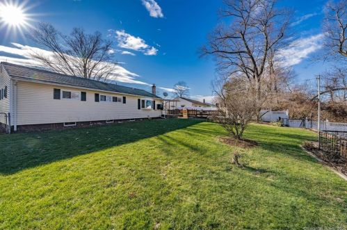 228 Grn Mnr Ter, Windsor Locks CT 06096-2737 exterior