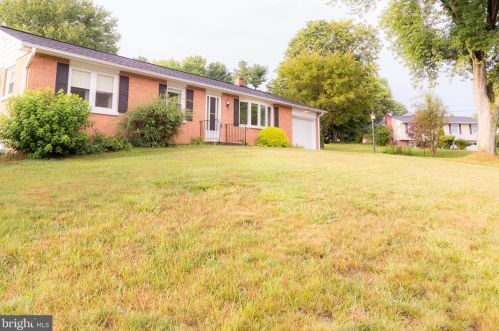 1661 Colonial Manor Dr, Lancaster, PA 17603-6065