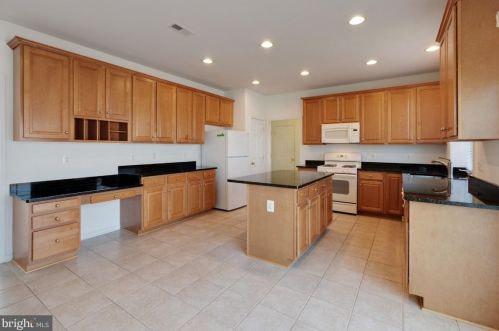 8987 Birch Bay Cir, Lorton VA  22079-5660 exterior