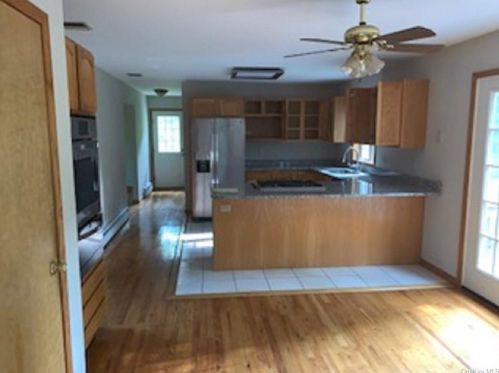 5 Oak Hill Dr, Rock Tavern, NY 12575-5202
