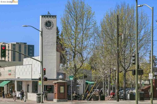 4221 Gln Ave, Oakland CA 94611-4349 exterior