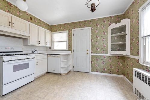 18 Wellfleet Rd, East Rockaway, NY 11518-2416