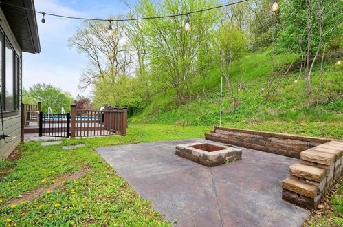 1015 Noble Pne Ct, Trafford PA 15085-9786 exterior