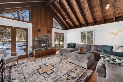 21 Pound Ridge Rd, Scotts Corners, NY 10576-1632
