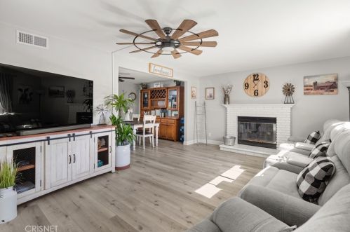 21051 Kingscrest Dr, Santa Clarita CA  91350-1990 exterior