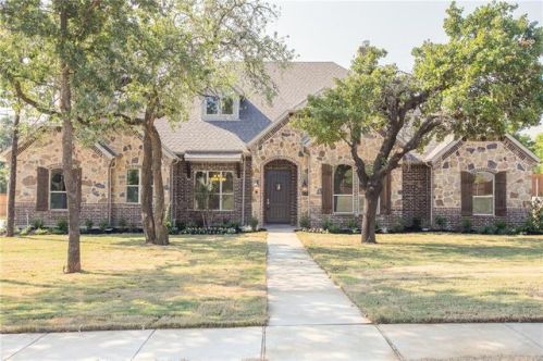 1156 Falcon Ridge Dr, Kennedale, TX