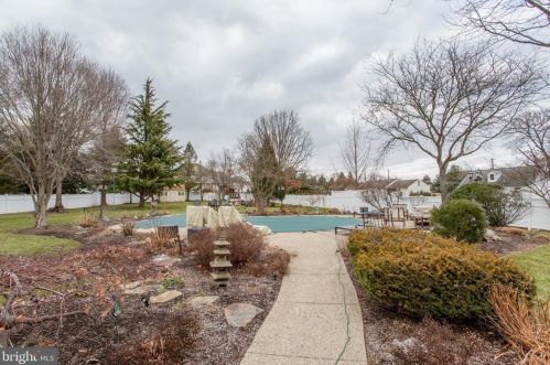 620 Glen Meadow Rd, Southampton, PA 18954-1657