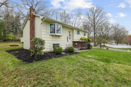540 Westfield Dr, Valley Cottage, NY 10989-1320