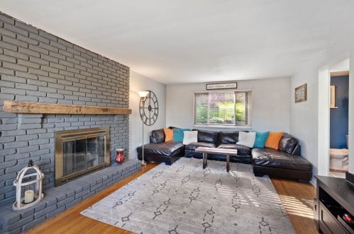5877 Pleasant St, Library, PA 15129-9706