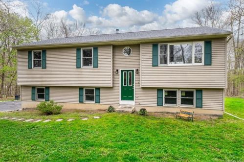 15 Flag Ln, Camp Bell Hall, NY 10916-3425