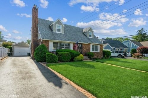 1667 Beech St, North Wantagh, NY 11793-3405