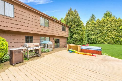 3 Hyanis Ct, Mount Sinai NY  11766-1809 exterior